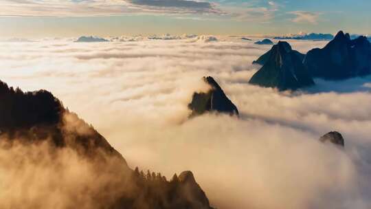山峦云海壮丽全景