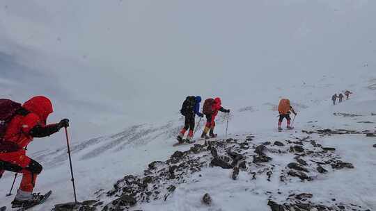 风雪天气中攀登慕士塔格峰雪山的登山队