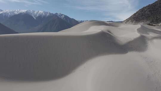 西藏林芝佛掌沙丘蓝天白云雪山河流湖水沙滩