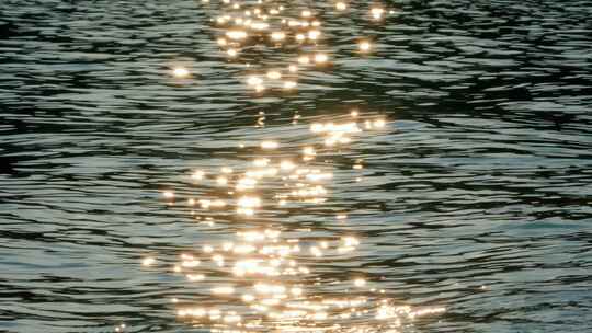 水面波纹波光粼粼金色湖面