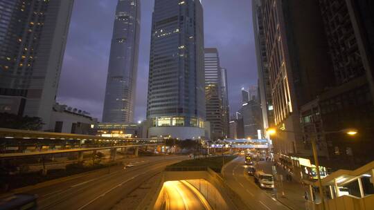 黄昏时分的香港摩天大楼