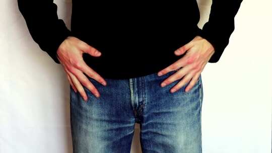 一个穿牛仔裤的男性双手掏裤兜空空视频素材模板下载