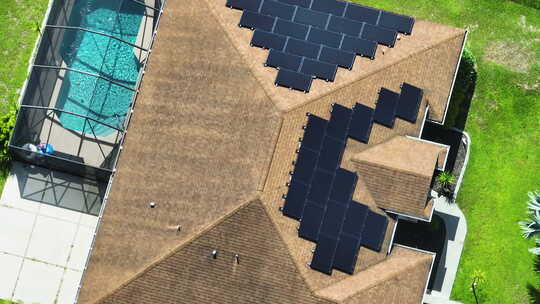 屋顶上覆盖的太阳能光伏板