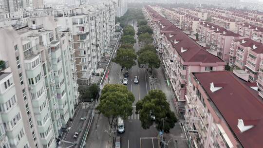 上海闵行区梅龙镇疫情封闭，空无一人的街道