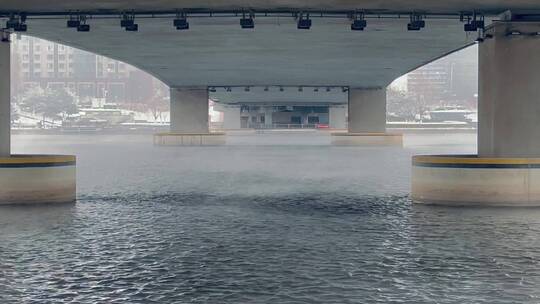 桥面下水面雾气