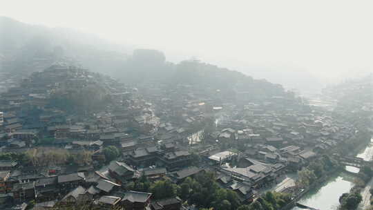 俯冲贵州千户苗寨雾中苗寨俯瞰全景