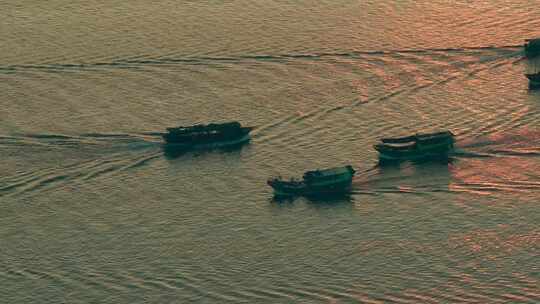 黄昏海面渔船