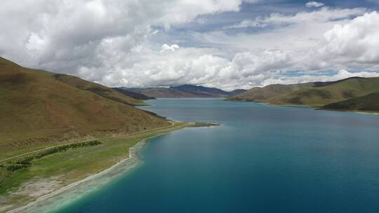 西藏山南浪卡子县羊卓雍错湖泊自然风光