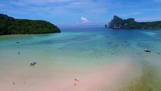 Koh Ph Phi Don Thailandturqouse彩色海洋，海滩上有皮划艇和长尾船视频素材模板下载