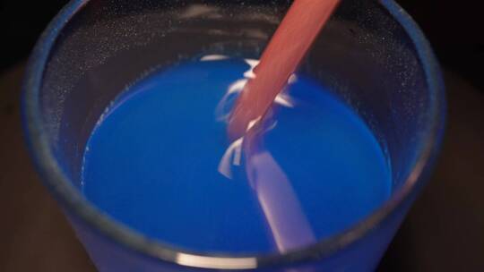 蓝莓果汁粉蓝色果汁粉硫酸铜溶液搅拌溶