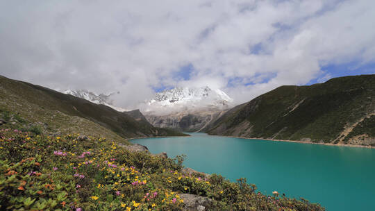 西藏山南白马林湖库拉岗日雪山野外自然风光视频素材模板下载