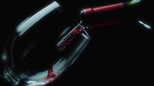 倾斜的玻璃杯在装满红酒的黑色背景上