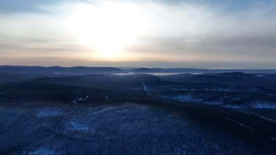 航拍大兴安岭冬季雪色山林晨曦