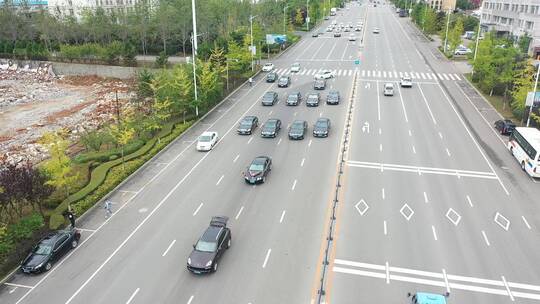 航拍婚礼车队行驶在公路大桥上