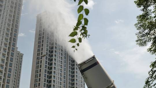 实拍杭州城市夏日高温下喷雾洒水车