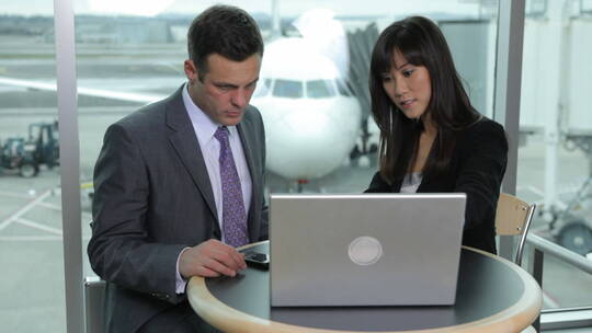 商人和女商人在机场开会视频素材模板下载