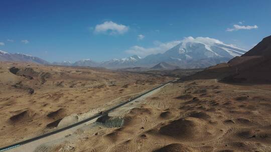 新疆喀什帕米尔高原雪山中巴公路风光