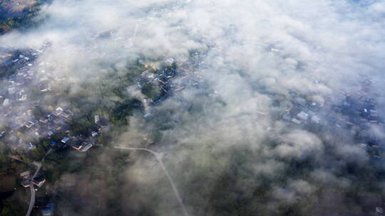 俯瞰云雾中的村庄