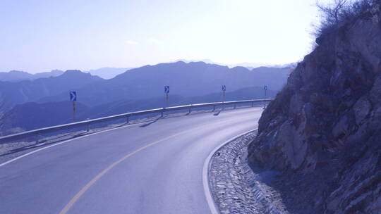 航拍红色汽车山路转弯驶来 车头角度 近景