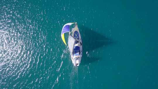 在地中海平静的海水上航行的帆船视频素材模板下载