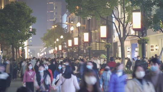 武汉江汉路夜景步行街商业街行人逛街购物