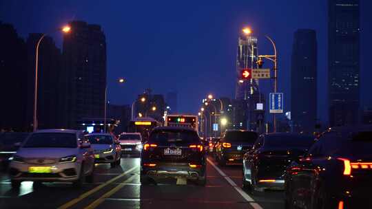 汽车窗外城市夜生活繁荣街道夜晚商业街中心