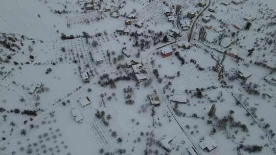 冬季雪地上的村庄