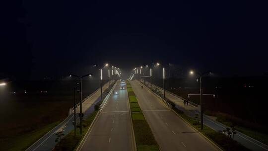 夜晚路灯立交桥马路车流电动车视频素材模板下载
