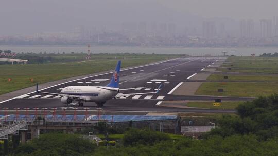 厦门高崎国际机场南方航空跑道慢速起飞视频素材模板下载