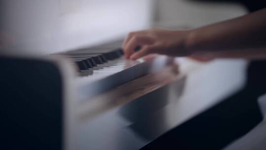 弹钢琴的手部特写视频素材模板下载