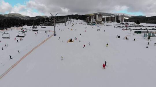 雪山中的升降机和滑雪者