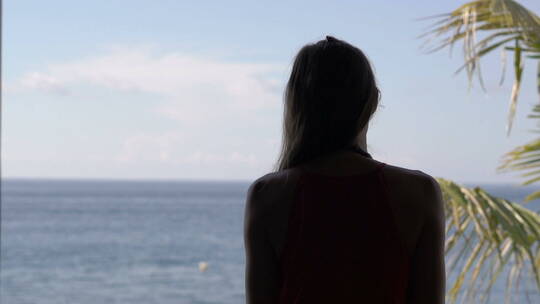 年轻女子在露台欣赏海景