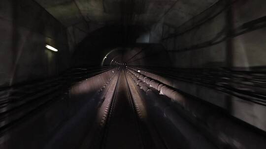 地铁穿梭地下隧道