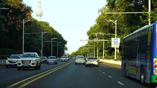 汽车城市道路行驶车窗外风景驾驶车内视角