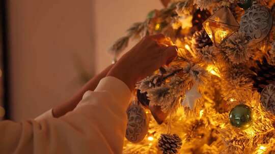 圣诞节装饰圣诞树挂彩球装点氛围视频素材模板下载