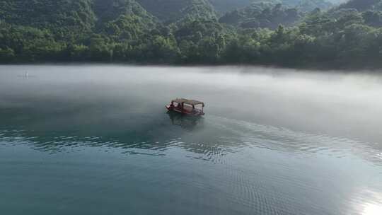 清晨的太阳倒映在云雾缭绕的小东江上