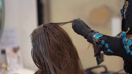 男性理发师着色女人的头发视频素材模板下载