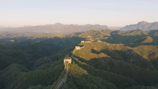 航拍金山岭长城日出光影