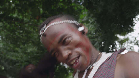 非洲坦桑尼亚色非洲马赛人穿传统服装跳舞唱歌