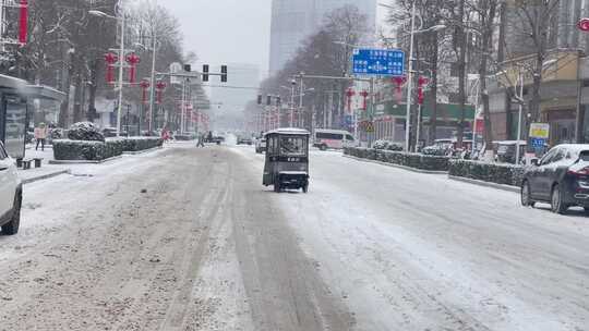 城市下雪街头结冰路面行车