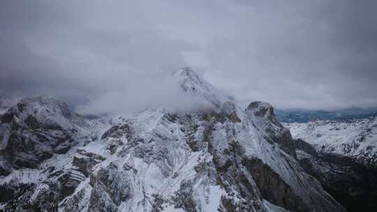 航拍雪山山林雪景全景