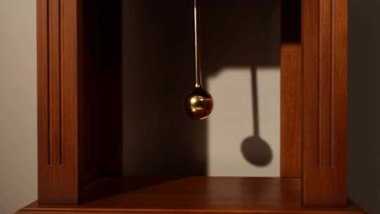 木质时钟摆锤光影特写