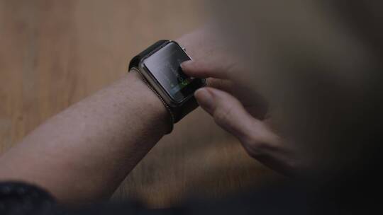男士使用智能手表视频素材模板下载
