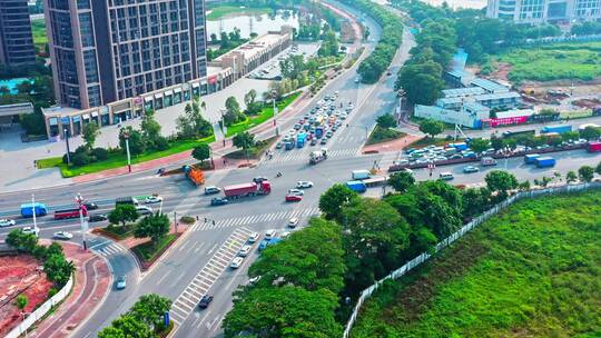 东莞茶山南路和安泰路交汇处前进下摇