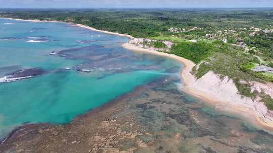 巴西巴伊亚州Trancoso的镜子海滩。