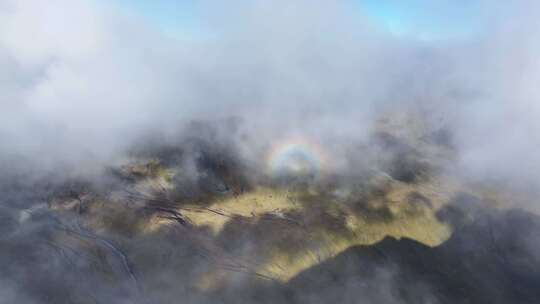 航拍川西贡嘎山区乌库楚雪山云雾佛光奇观