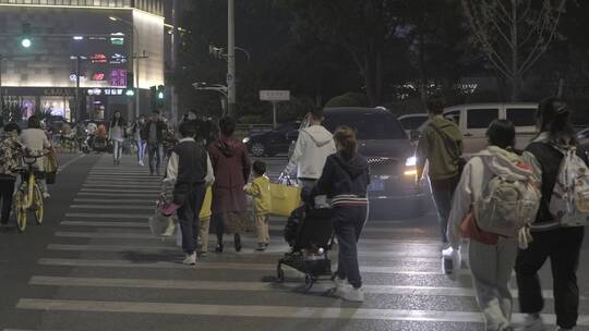 夜晚的街道车流行人视频素材模板下载