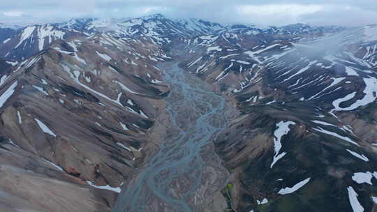 气喘吁吁的残余雪场山地景观航空全景镜头