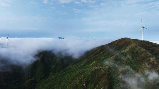 蓝天白云下桂林高山上的云海和风力发电风车