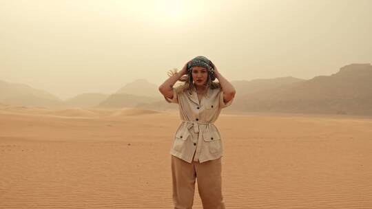 女人在沙漠中步行